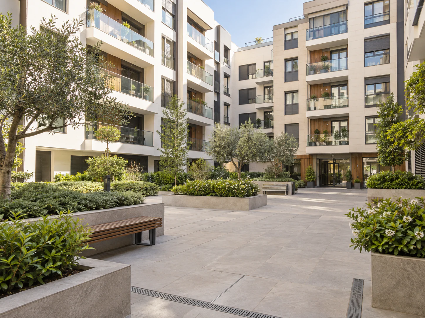 Patio interior cuidado de una comunidad residencial moderna