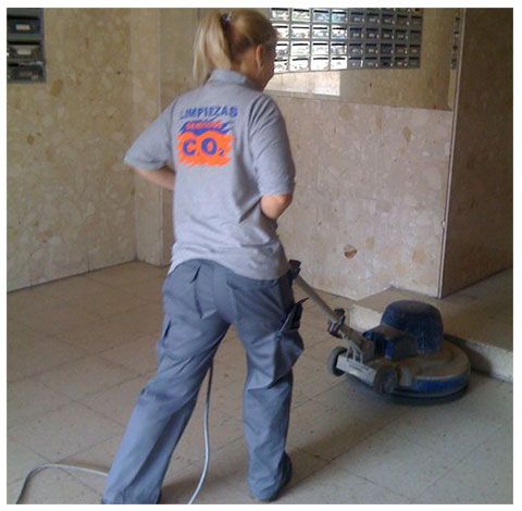 CO2 mujer puliendo piso